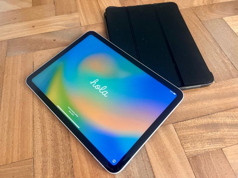 iPad 10th generation 64gb wifi silver with case