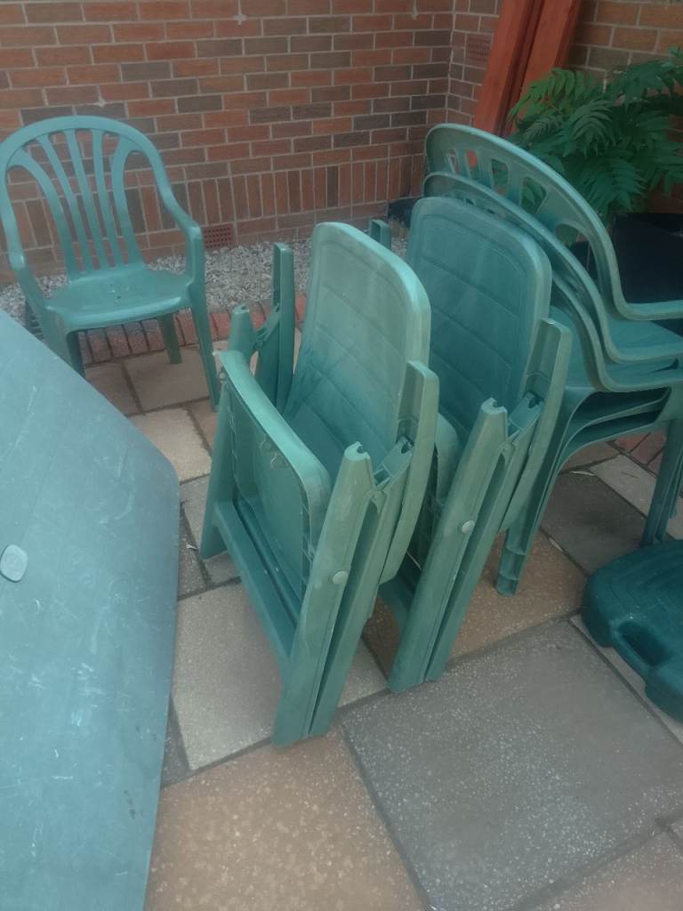 Garden table, 6 chairs, cushions & matching parasol 