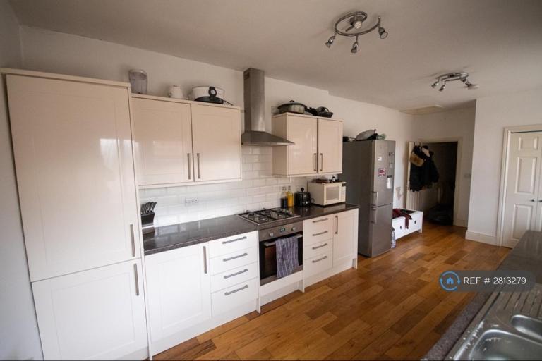 2 bedroom flat in Wellingborough Road, Rushden, NN10 (2 bed) (#2813279)