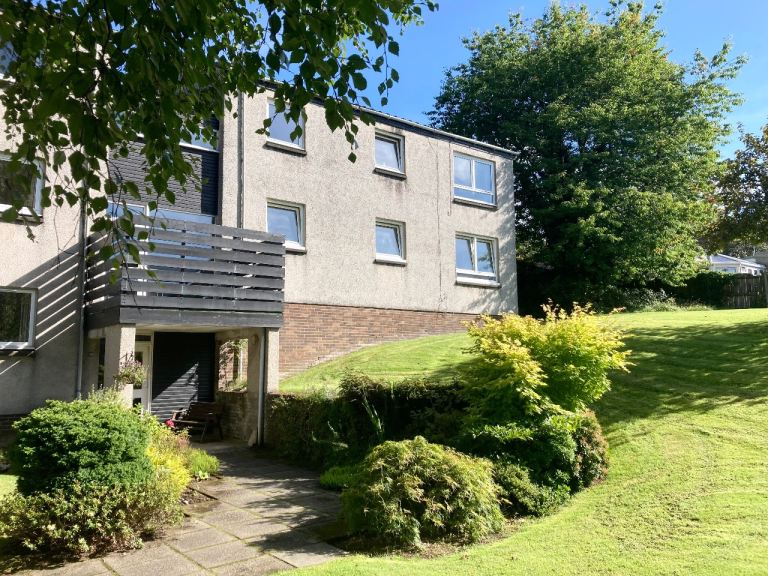 Large, bright, quiet two bedroom flat in Milngavie.