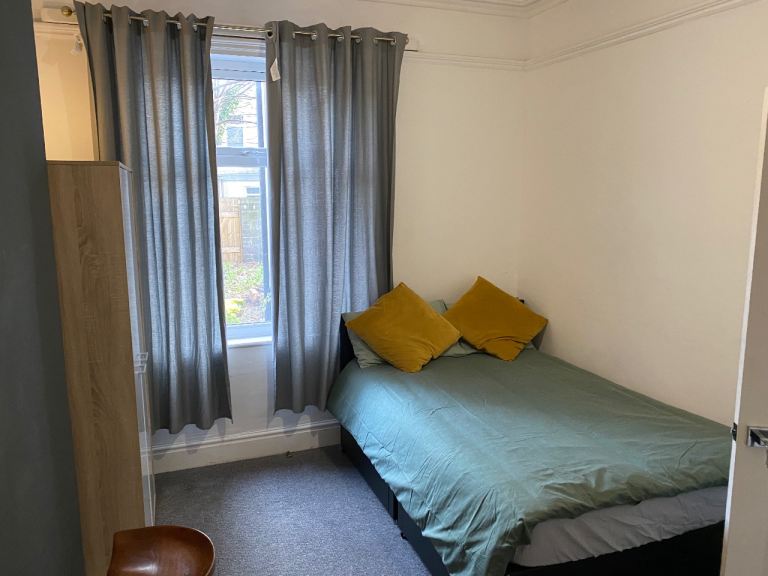 Large furnished double room
