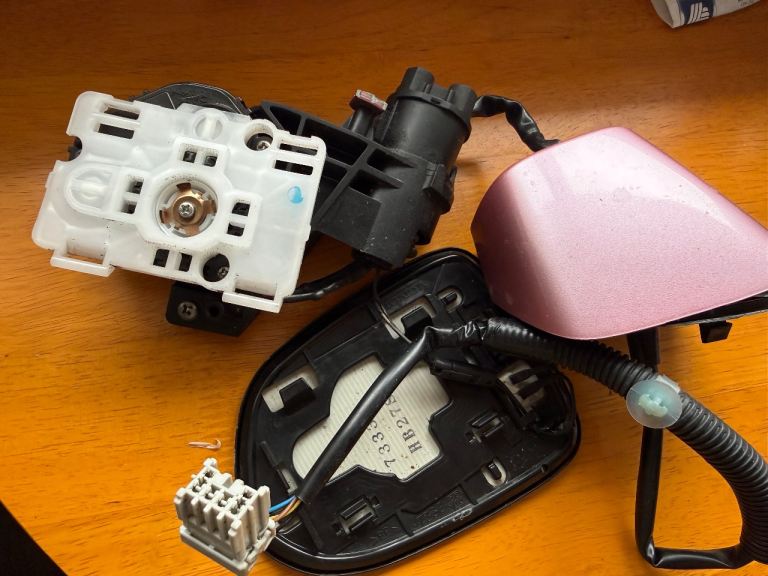 Left wing mirror motor