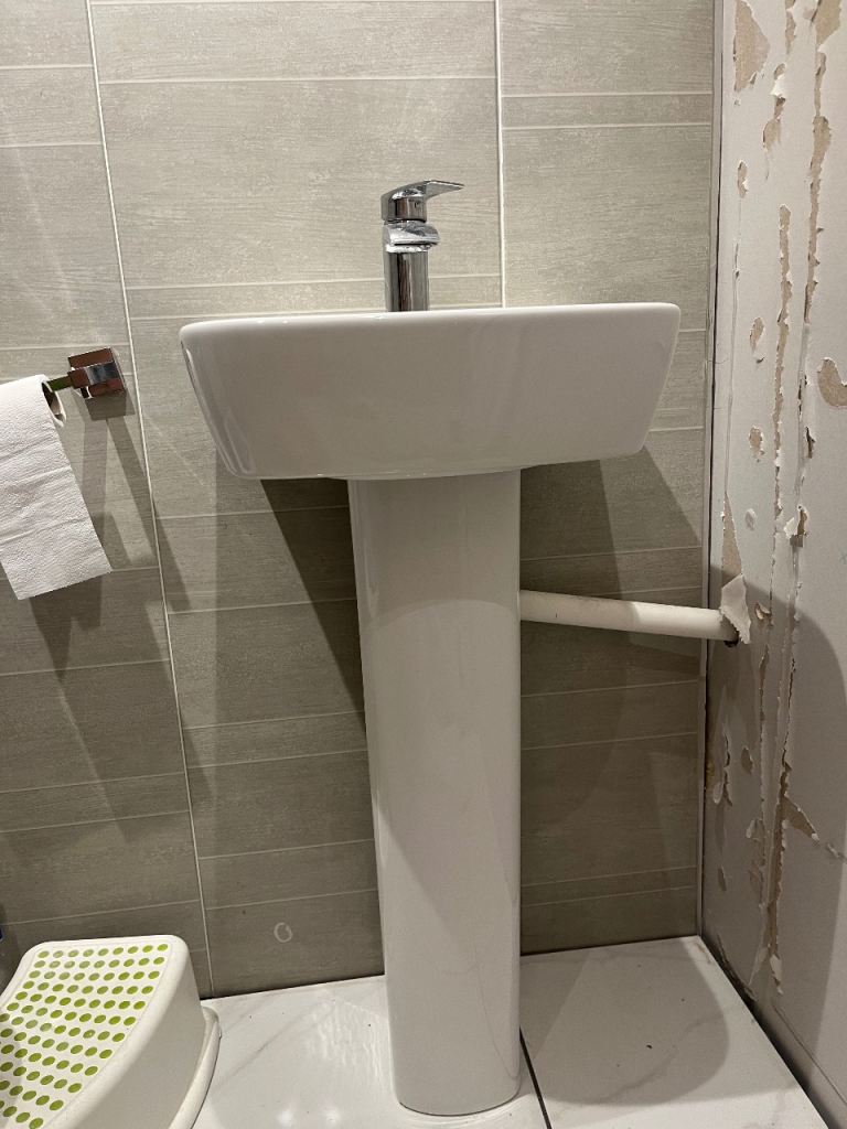 Ideal Standard Bathroom Basin and Pedestal – Good Condition