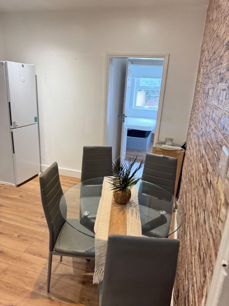 2 bedroom flat in IG1 by the station