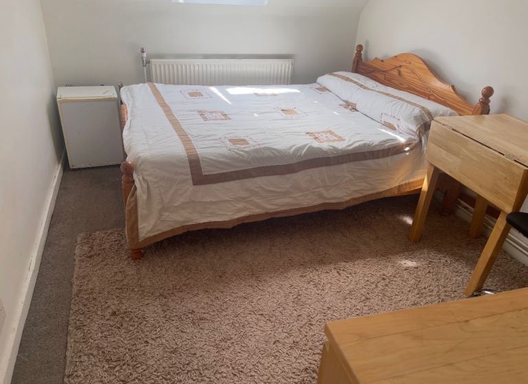 SINGLE ROOM-VERY SPACIOUS-ALL BILLS INCLUDED-1 WEEK DEPOSIT-ROOM AVAILABLE TODAY