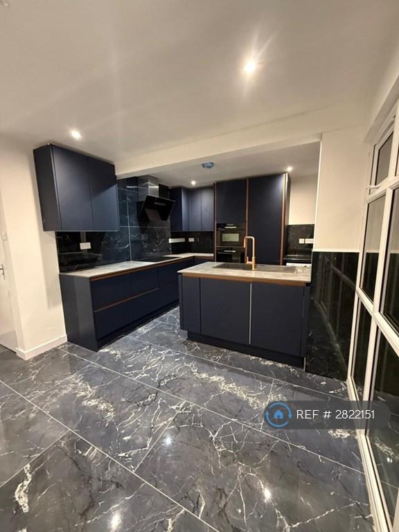 3 bedroom house in Fitzroy Crescent, Reading, RG5 (3 bed) (#2822151)