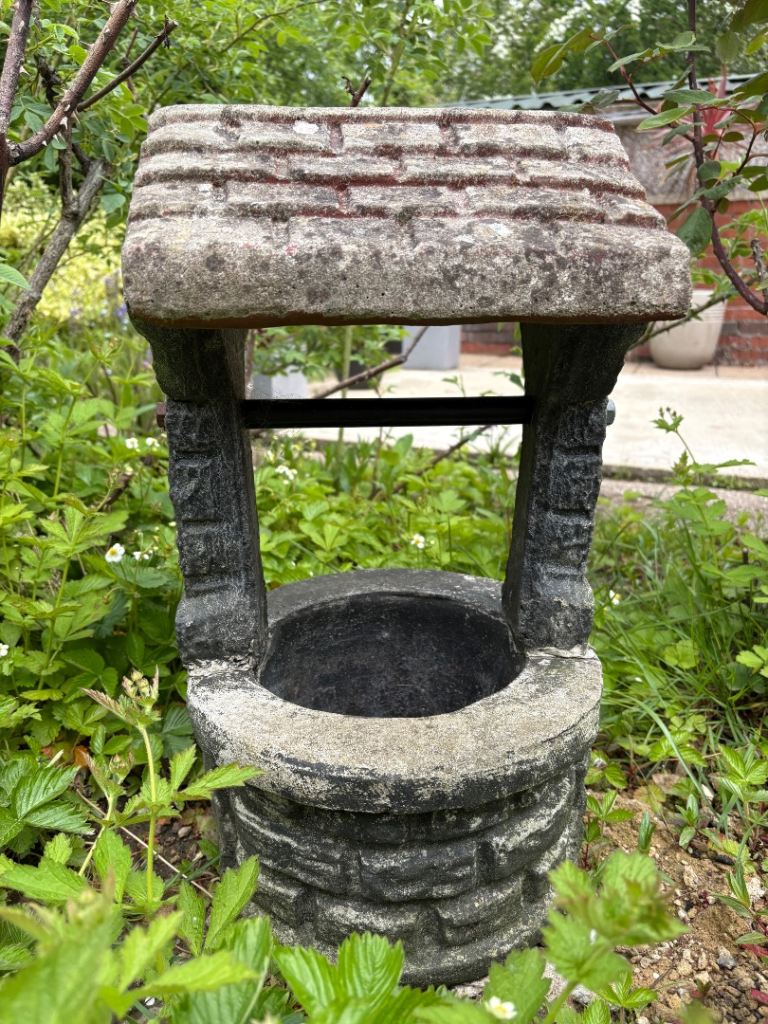 Wishing well garden ornament 