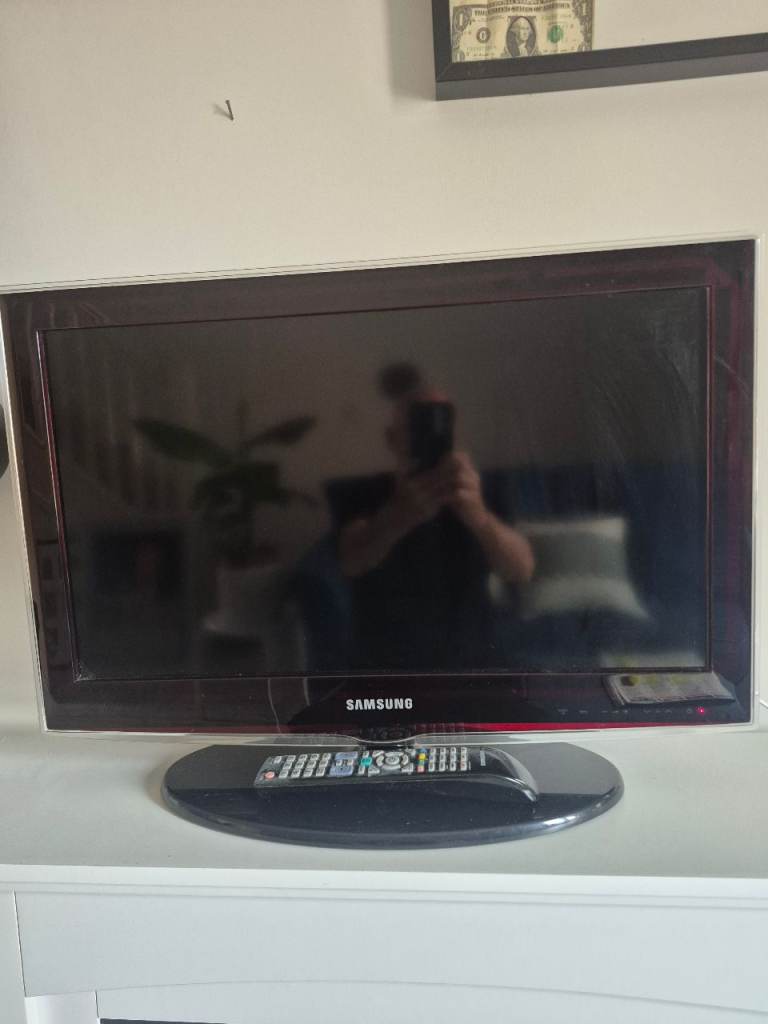 SAMSUNG 30" TV.