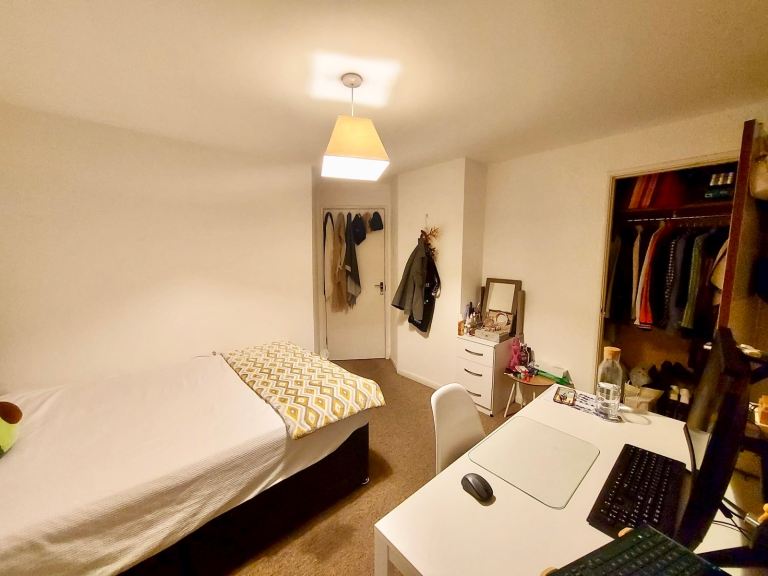 Double, furnished bedroom in Horfield