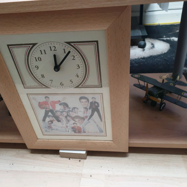 Elvis clocks, for elvis memorabilia collectors