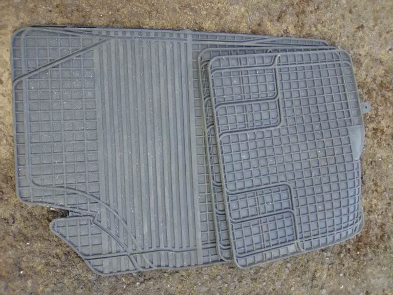 BNWT LARGE CAR / VAN RUBBER MAT SET