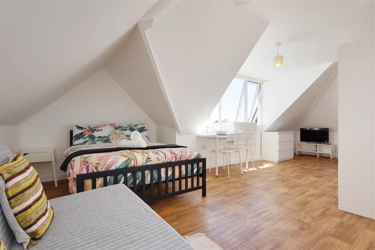 Modern loft Studio Flat to let in a block of apartments located in Winton