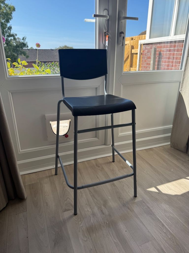 Black Bar Stool with Metal Frame – Good Condition