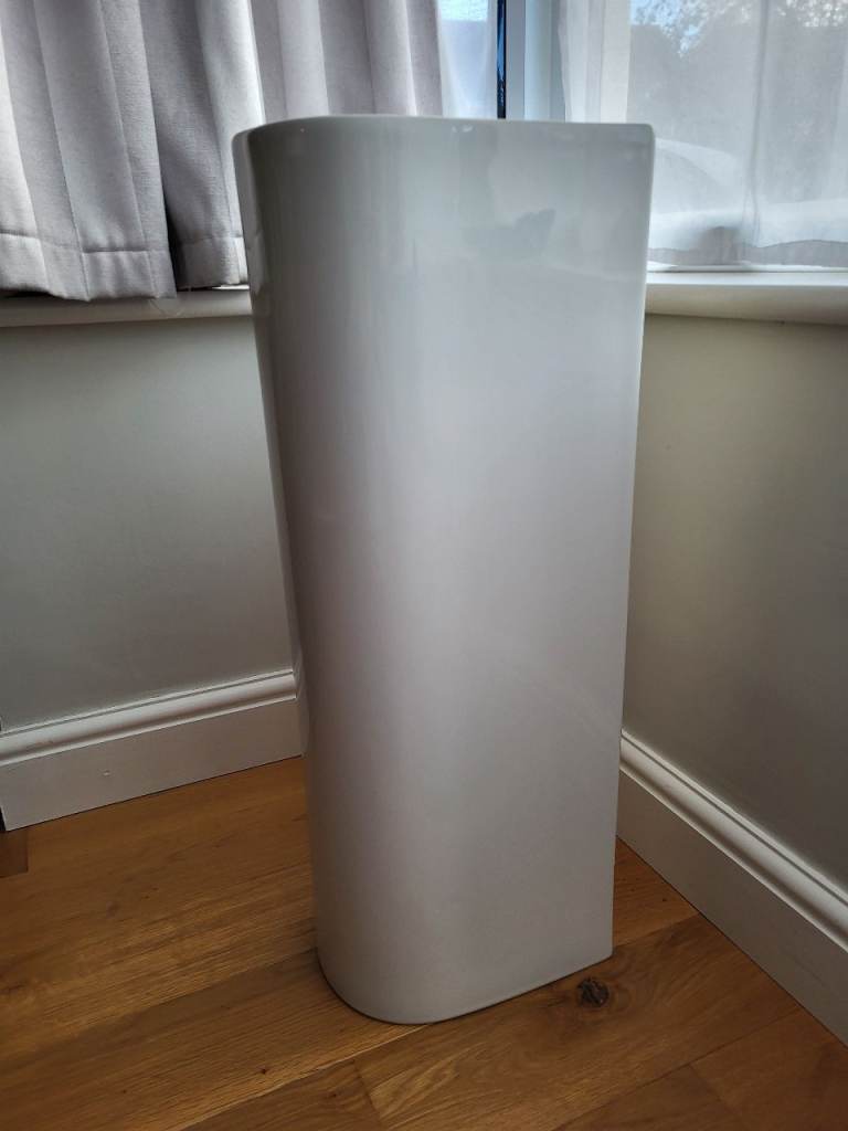 Bathroom sink/ pedestal basin