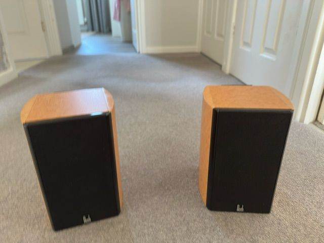 Roth Oli 10 bookshelf speakers in Bird’s Eye Maple finish