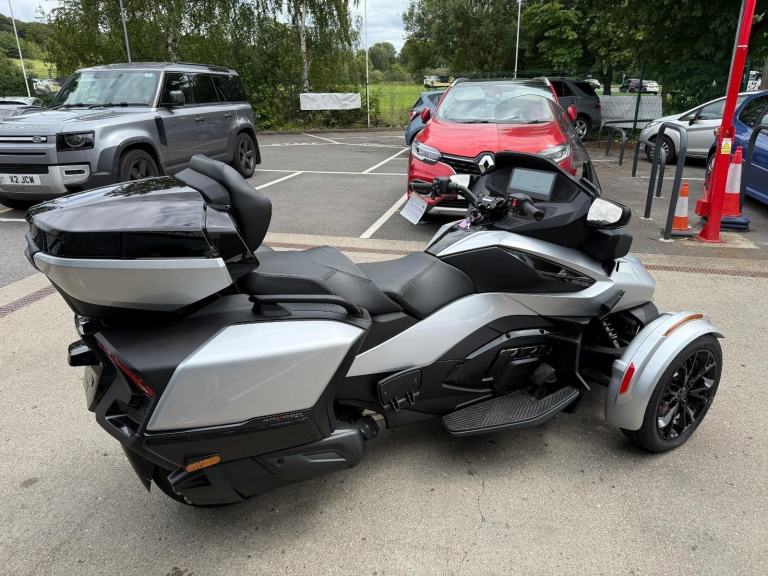2025 Can-Am Spyder RT Limited 1330cc 6 speed semiauto trike Hyper Silver
