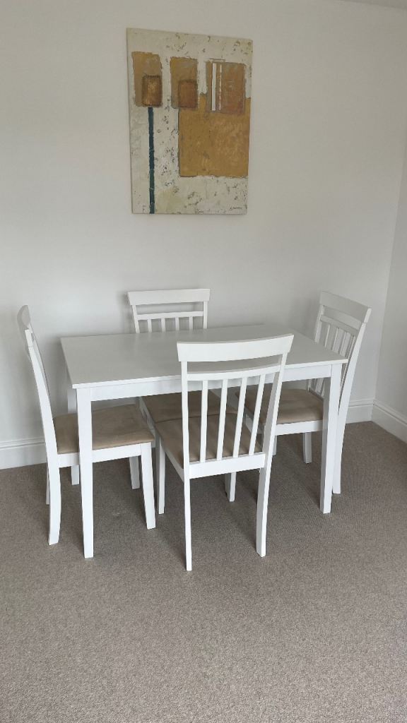 White Dining/Kitchen Table and 4 Chairs in excellent condition