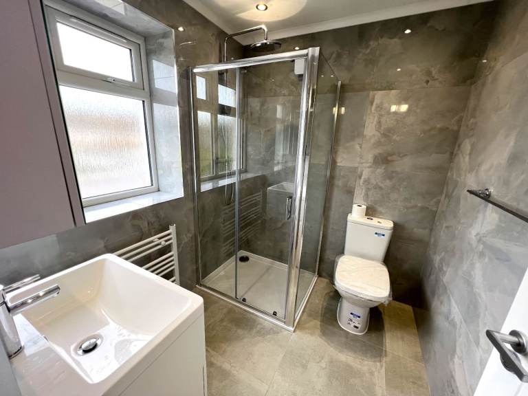 Out class spacious 5 bedrooms semi-detached house in Bakingside, Ilford --Company let allowed