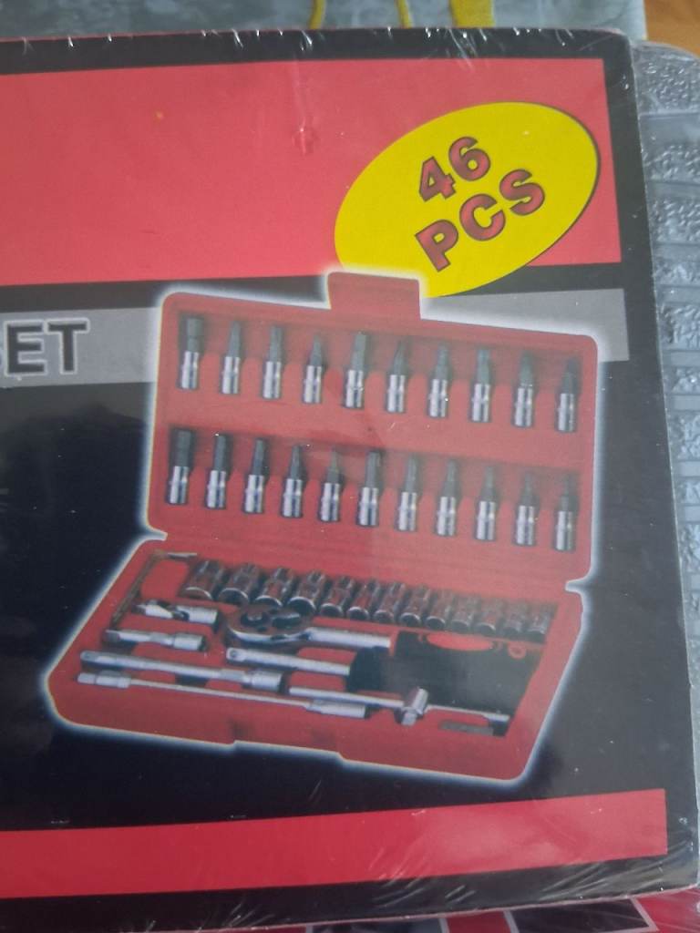 NEW 46 piece 1/4 drive socket/bit set