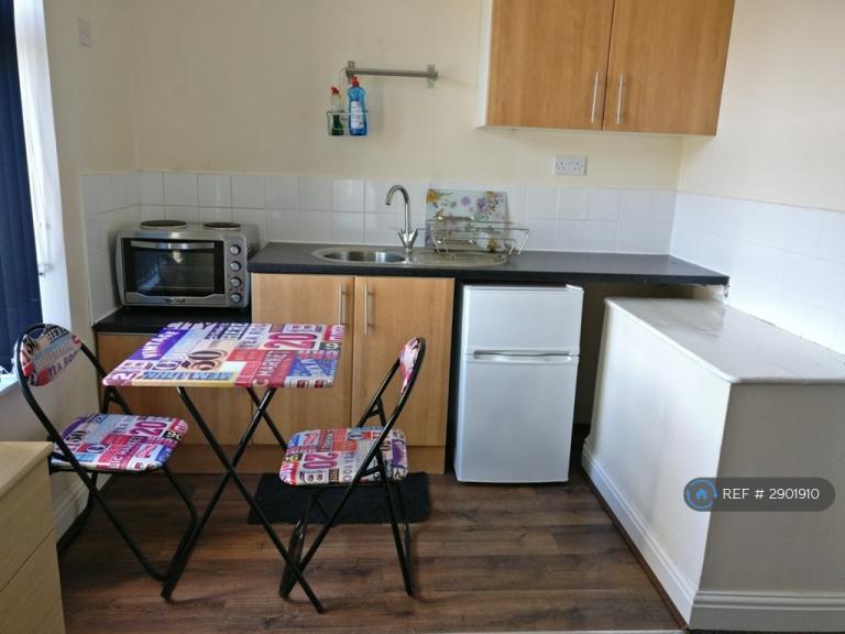 1 bedroom flat in Blackhouse Road, Huddersfield, HD2 (1 bed) (#2901910)