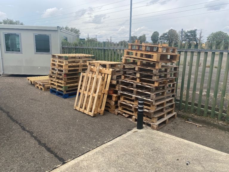 Used wooden pallets 