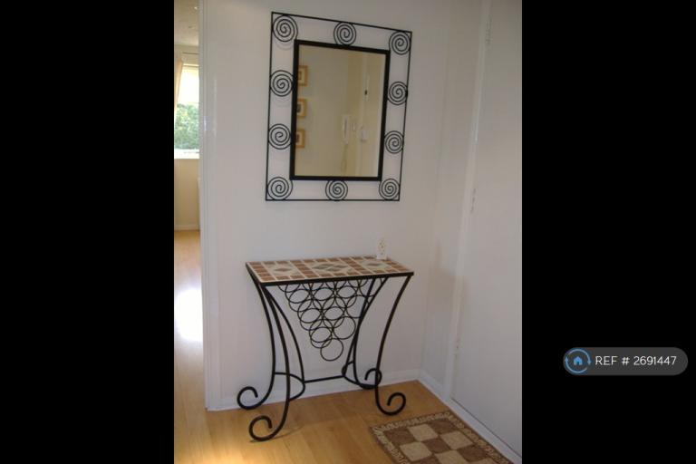 1 bedroom flat in Telegraph Place, London, E14 (1 bed) (#2691447)