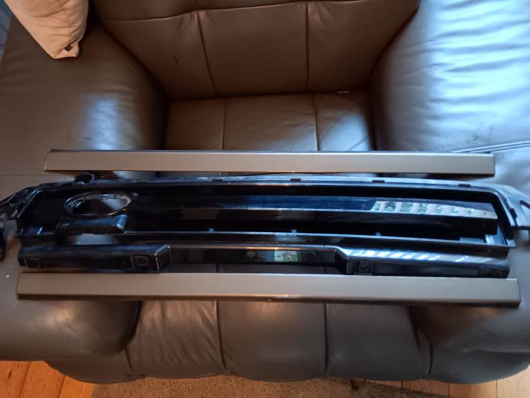 Defender front grill with top and bottom runners