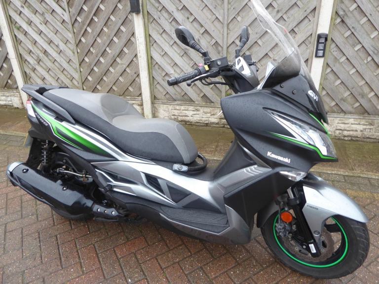 KAWASAKI J 300 SPECIAL SCOOTER 17 REG ABS MODEL FSH OWNERS BOOK GIVI SCREEN 1YR 