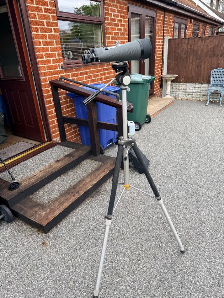Vixen 20 x 80 Binoculars and tripod 