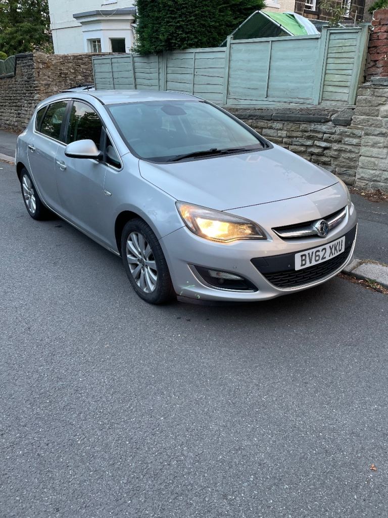 Vauxhall, ASTRA, Hatchback, 2012, Manual, 2.0, 5 doors - 2 Keys - £35 Road Tax - Front/rear sensors