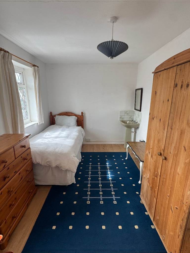 Private independent bedsit in large quiet house - Ashford TW15 - £160 per week