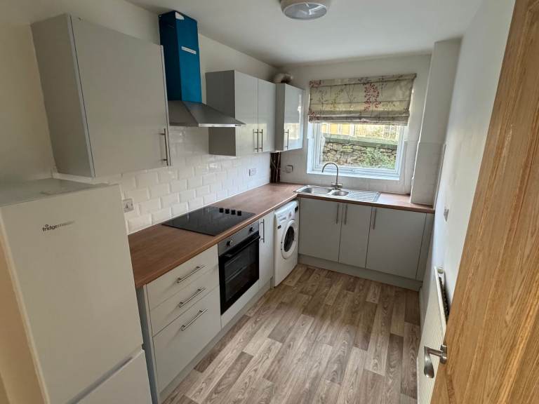 Newly-Refurbished Modern 2-Bedroom Flat with Off-Street Parking