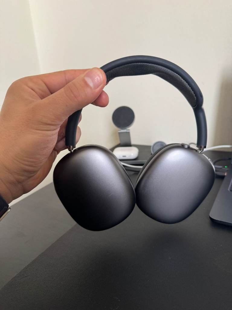 Apple AirPods Max 1st Gen — Over-Ear Headphones, Excellent Sound