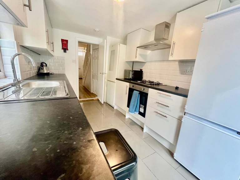 Room For Rent In A 5-Bedroom Flat Share In Tooting 🔥 🔥