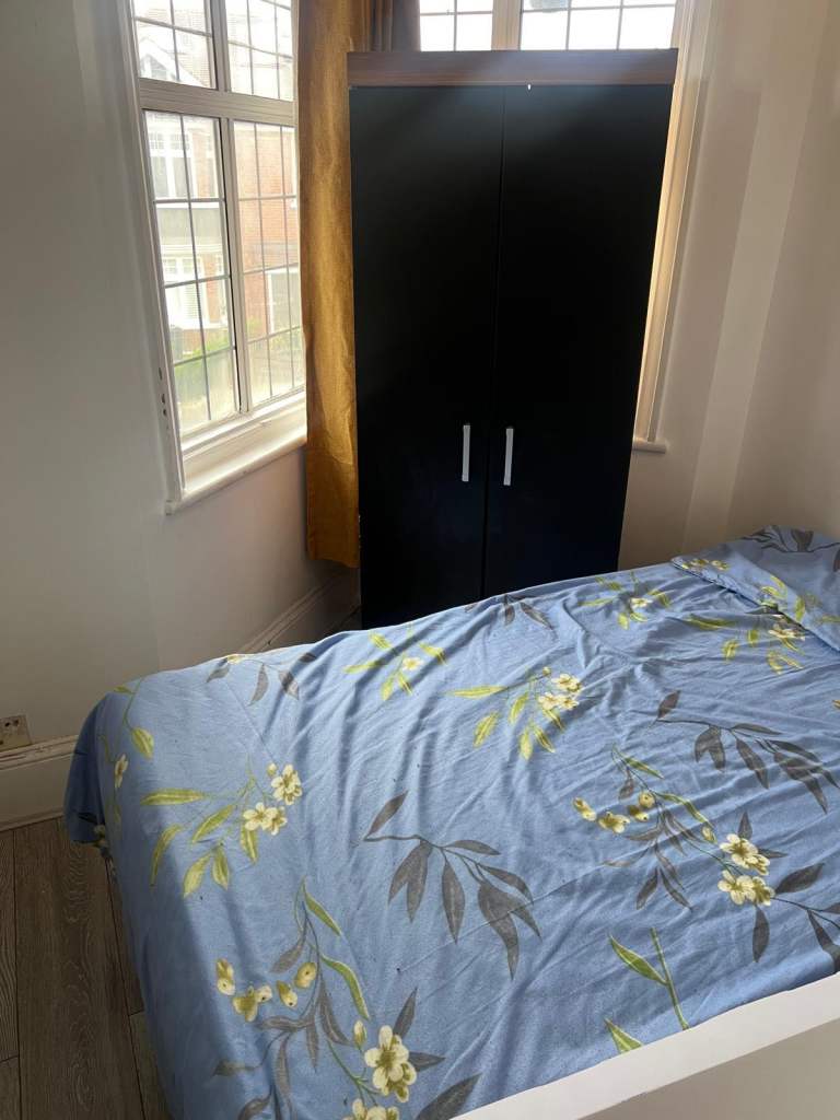 Double room EN-SUITE in Streatham Hill. Inclusive of all bills £800pcm. SW2 3TS .