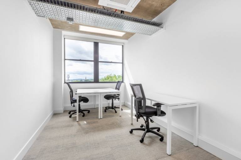 London - N14 6BN \ Compact Office for Rent for 1 Person