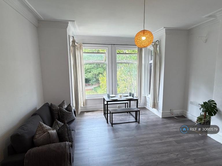 2 bedroom flat in Cardigan Road, Leeds, LS6 (2 bed) (#3060579)