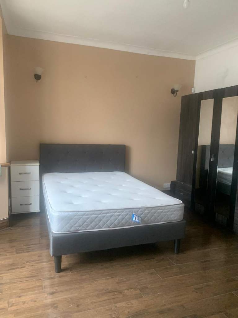 Spacious & Cosy double room for Rent IG2 7DL
