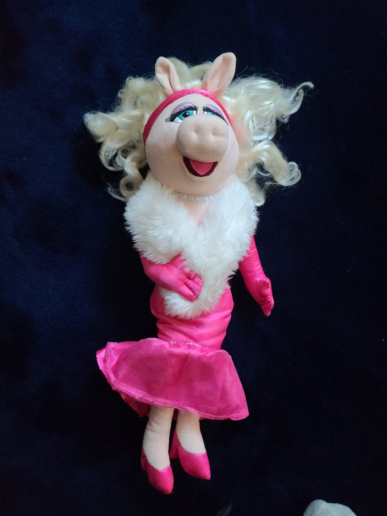 Large miss piggy plushie