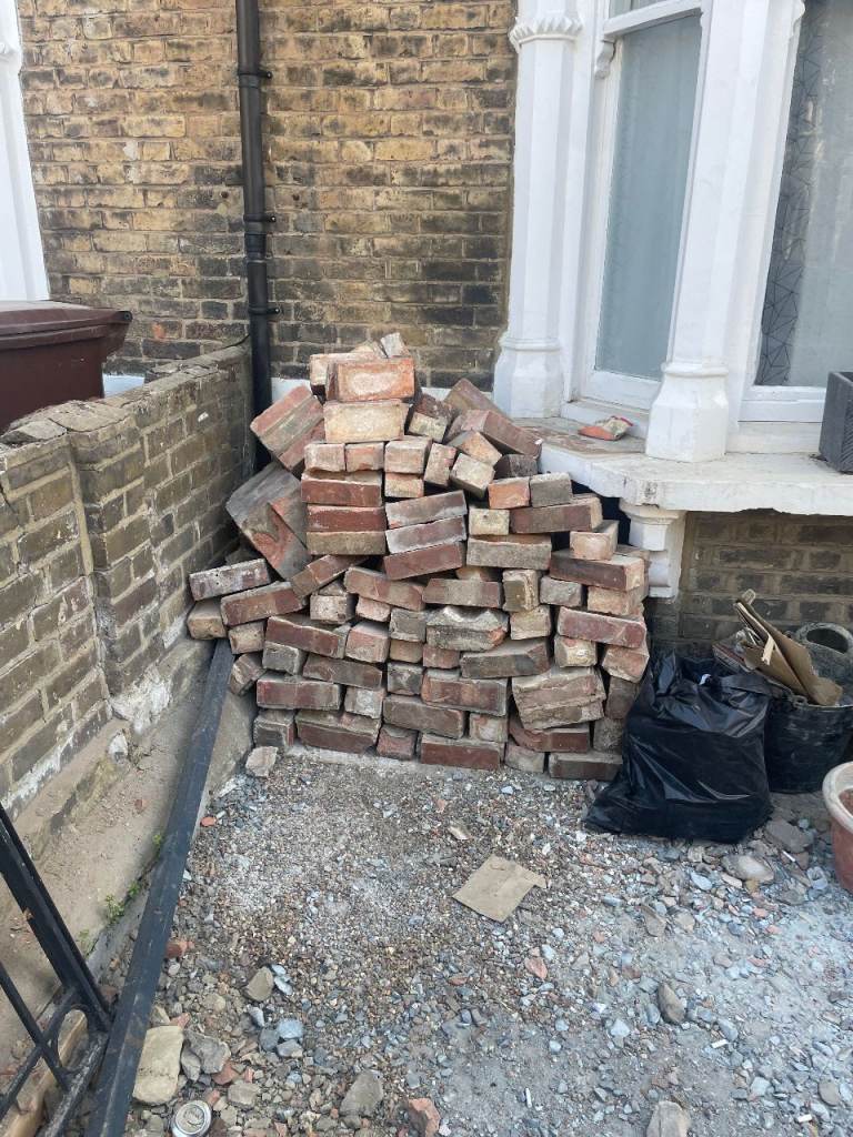 Reclaimed Bricks – Mixed Red/Brown, Approx 200