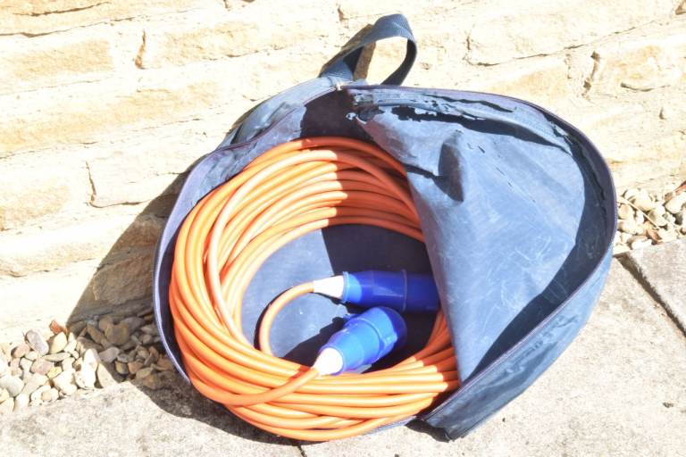 25 metre hook-up lead
