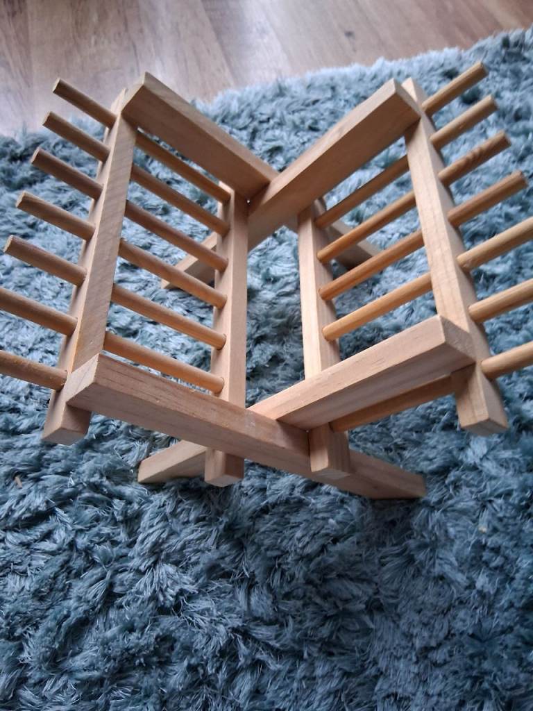 Foldable wooden hay rack
