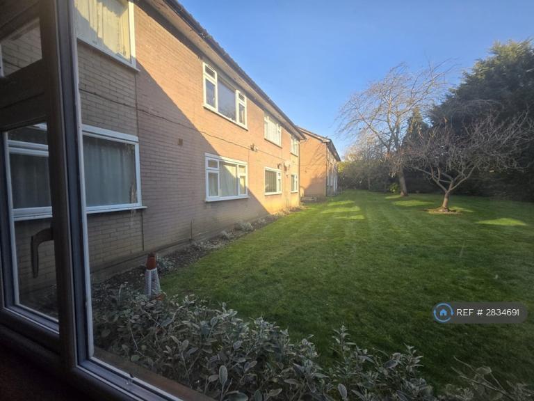 2 bedroom flat in Claire Gardens, Stanmore, HA7 (2 bed) (#2834691)