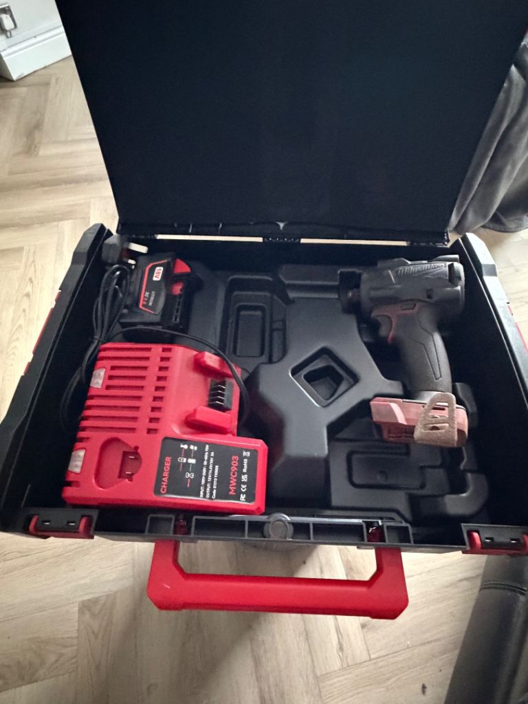 Milwaukee Fuel Power Tool Set with Impact Wrench and Battery