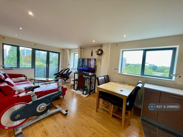 2 bedroom flat in Aqua House, London, NW10 (2 bed) (#2998662)