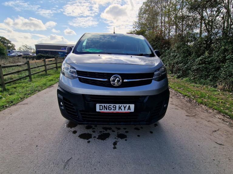 2019 Vauxhall Vivaro Grey MWB  Spares Repairs  4m MOT  Engine gearbox Good