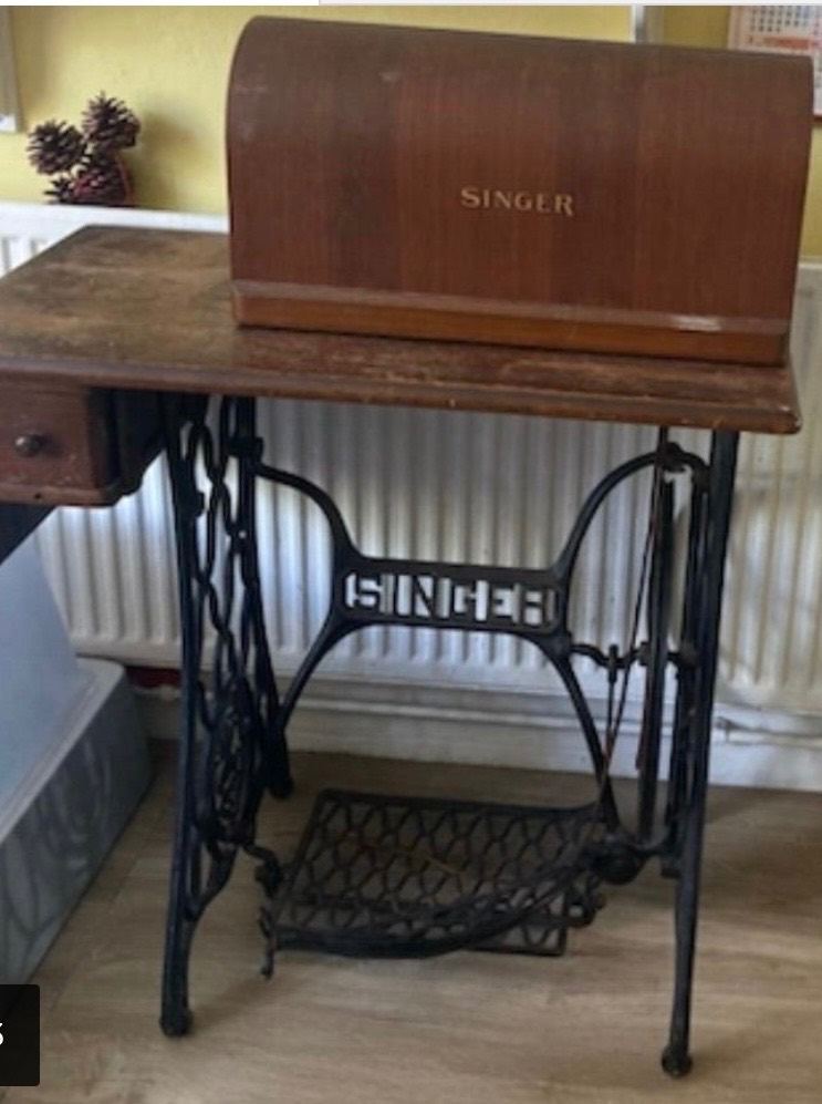 Vintage SINGER Treadle Sewing Machine with Wooden Cover