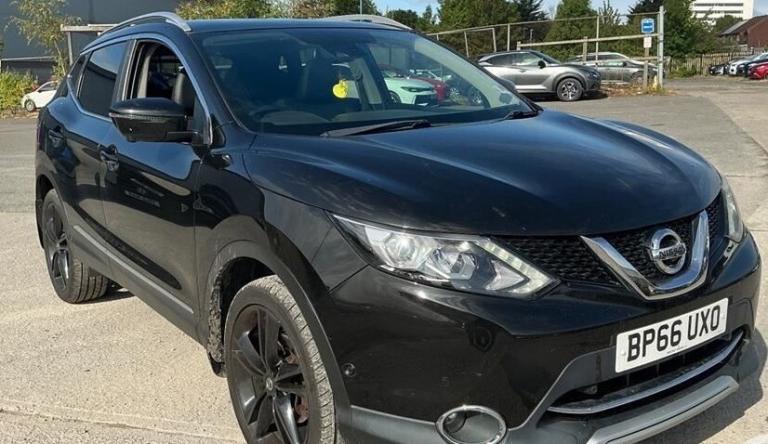 2016 Nissan Qashqai 1.5 dCi Black Edition 5dr ++ PANROOF / NAV / LEATHER / 20 TAX / ULEZ HATCHBAC...