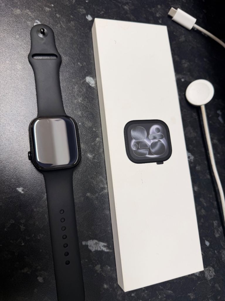 Apple Watch Series 11 (midnight) – 46mm – GPS + Cellular.