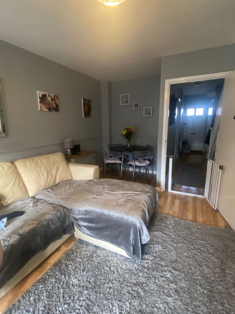 Lovely 2 bedroom house garden drive se20 for your 3 